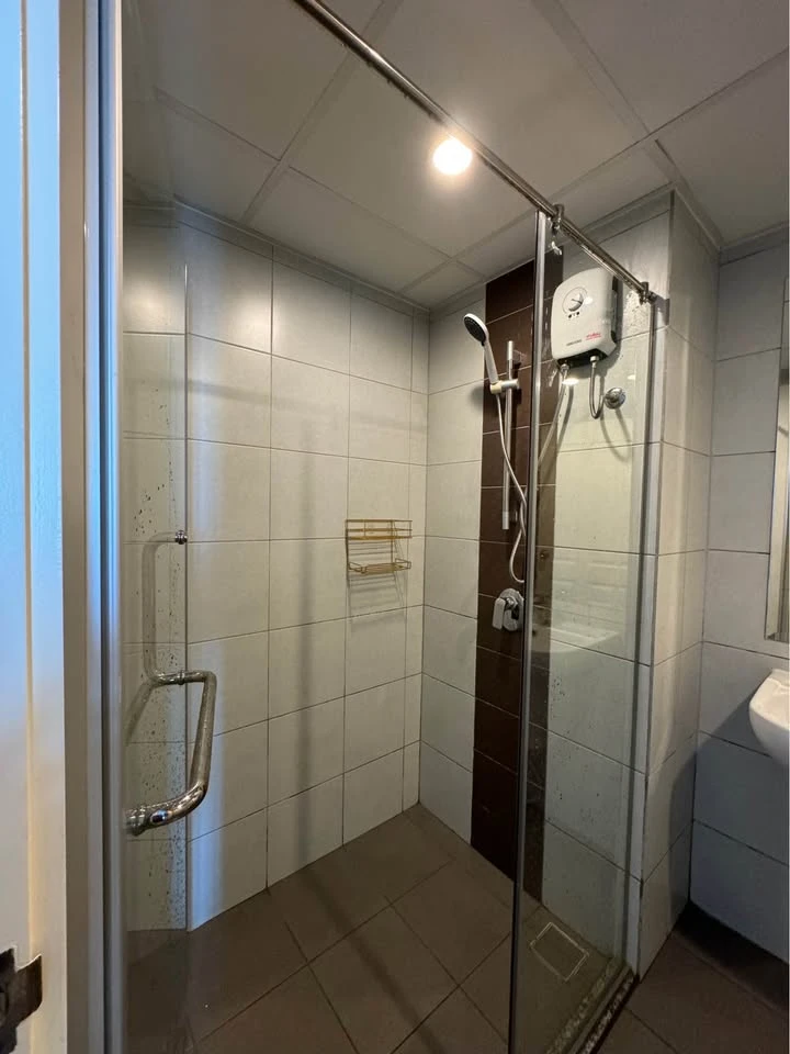 For rent Supalai Vista, Pak Kret Intersection, 2 bedrooms, decorated in a very stylish style, view of the swimming pool and train, very worth booking.