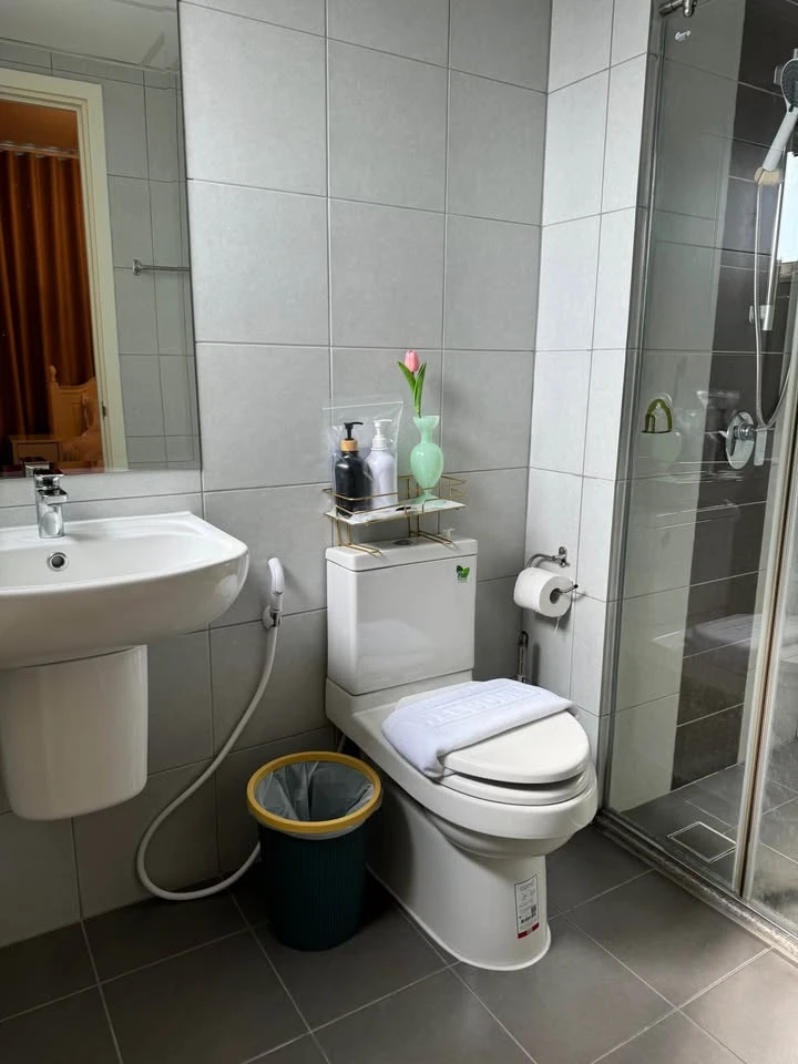 For rent Supalai Vista, Pak Kret Intersection, 2 bedrooms, decorated in a very stylish style, view of the swimming pool and train, very worth booking.
