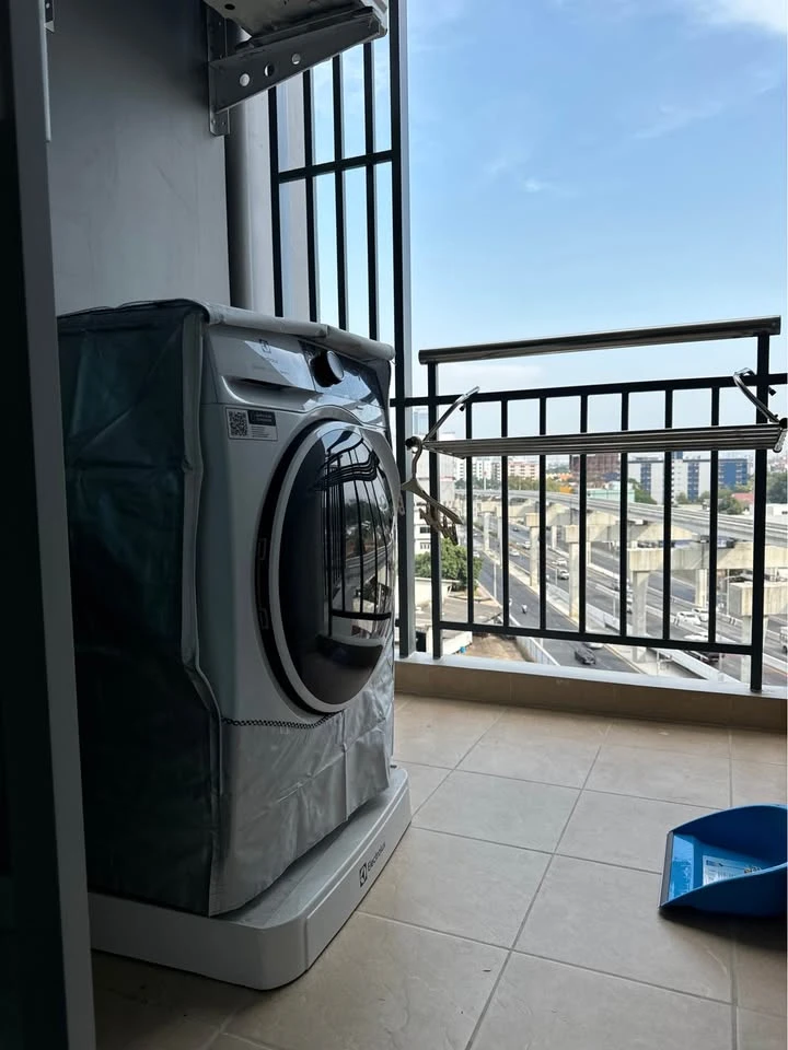 For rent Supalai Vista, Pak Kret Intersection, 2 bedrooms, decorated in a very stylish style, view of the swimming pool and train, very worth booking.