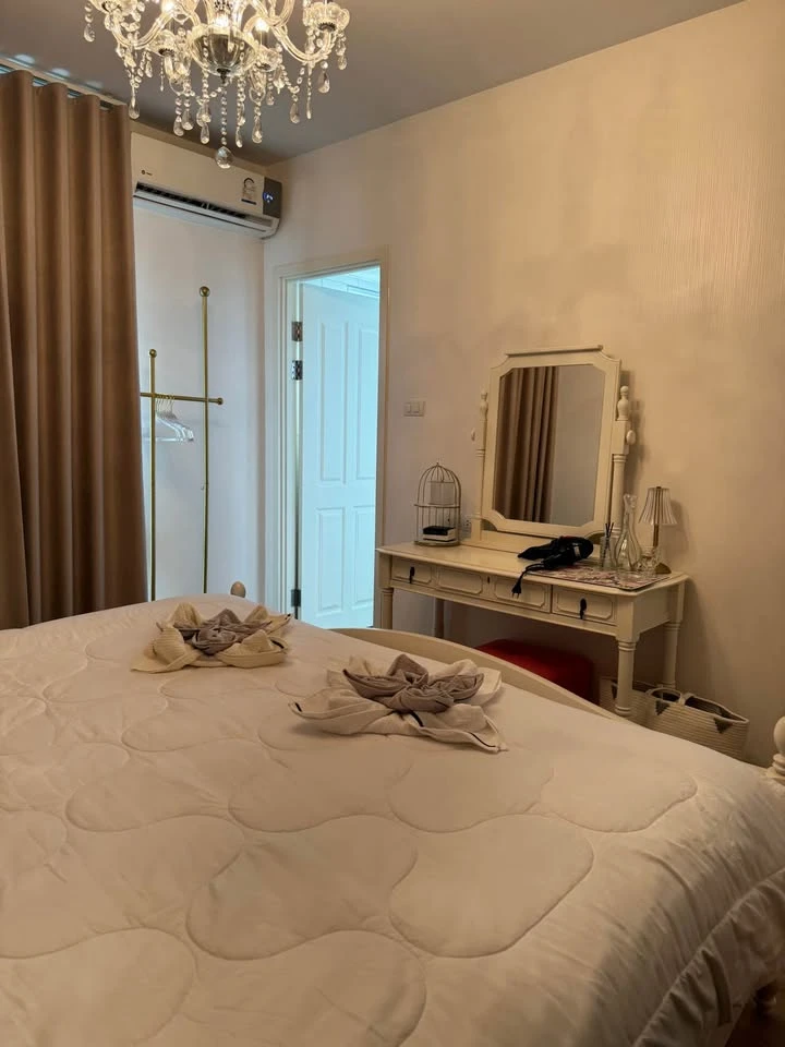 For rent Supalai Vista, Pak Kret Intersection, 2 bedrooms, decorated in a very stylish style, view of the swimming pool and train, very worth booking.