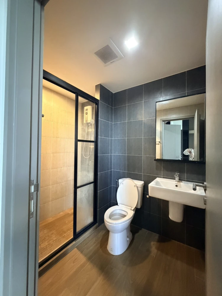 Rent!! THE BASE GARDEN-Rama 9, rooms on a prime location, business district, near Airport Link Ramkhamhaeng. Hurry up to reserve.