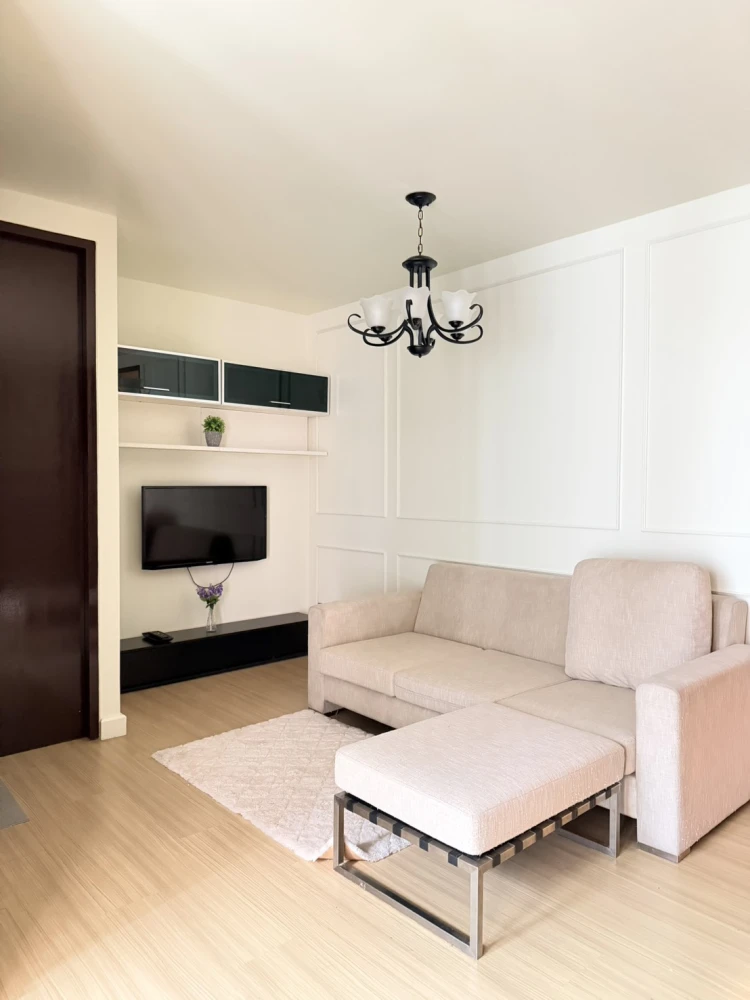 For rent, The Parkland Srinakarin, room decorated with bright walls. Complete set of furniture Good like this, don't miss it.