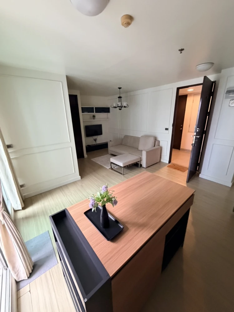 For rent, The Parkland Srinakarin, room decorated with bright walls. Complete set of furniture Good like this, don't miss it.