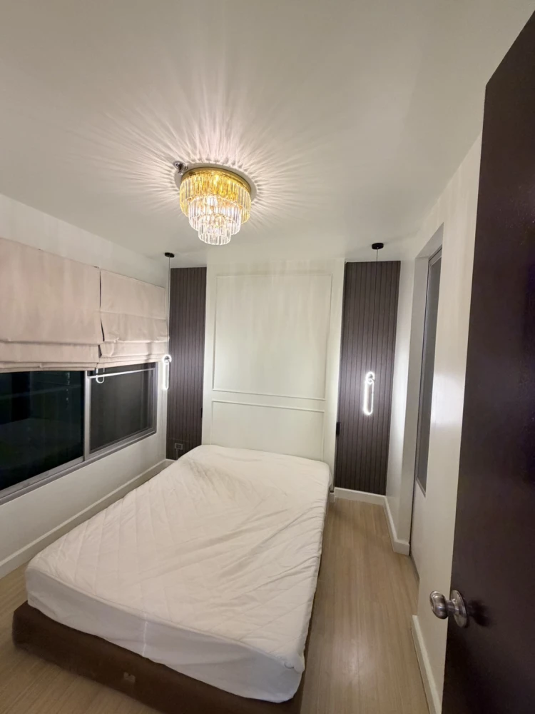 For rent, The Parkland Srinakarin, room decorated with bright walls. Complete set of furniture Good like this, don't miss it.