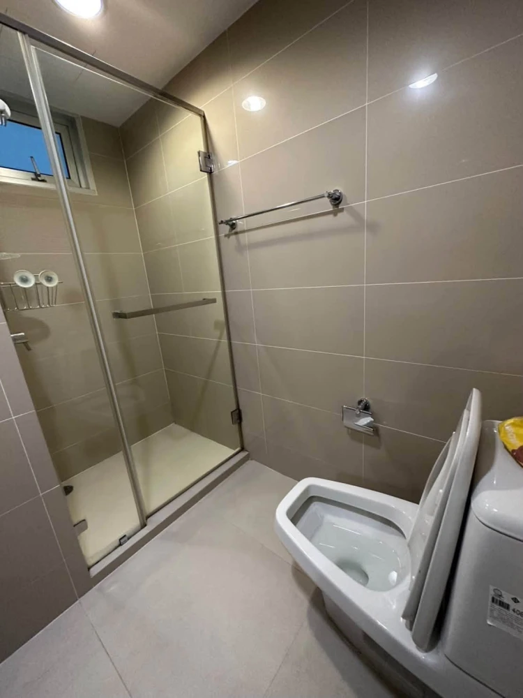 For rent: Belle Grand Rama 9, high floor, spacious room with big screen TV. Movie lovers, don't miss out, book now!