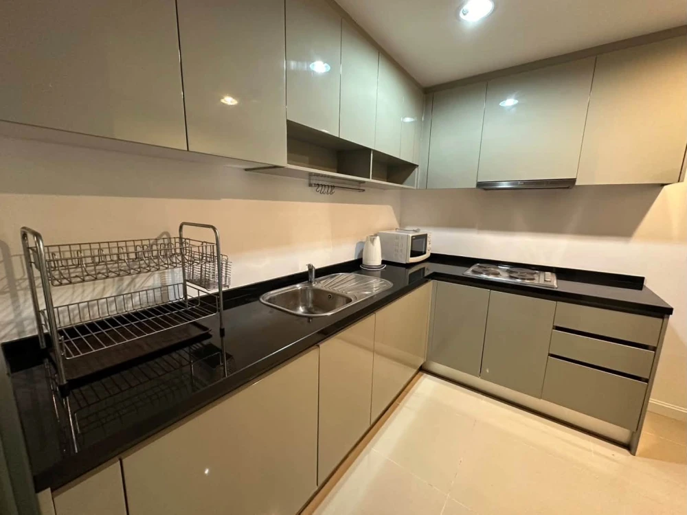 For rent: Belle Grand Rama 9, high floor, spacious room with big screen TV. Movie lovers, don't miss out, book now!