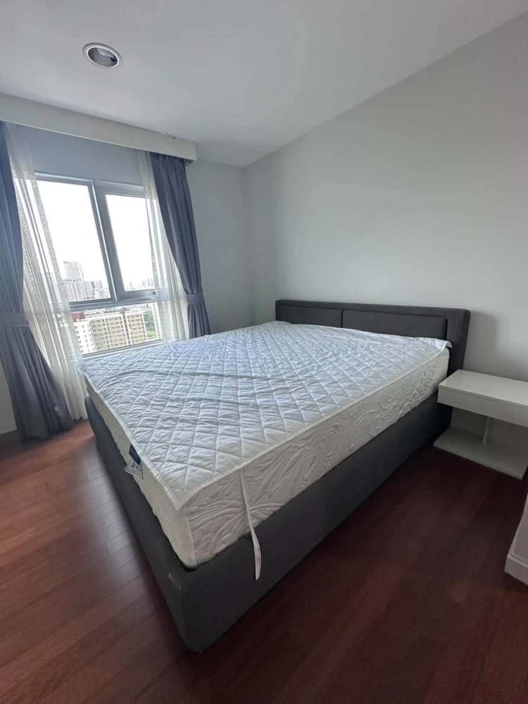 For rent: Belle Grand Rama 9, high floor, spacious room with big screen TV. Movie lovers, don't miss out, book now!