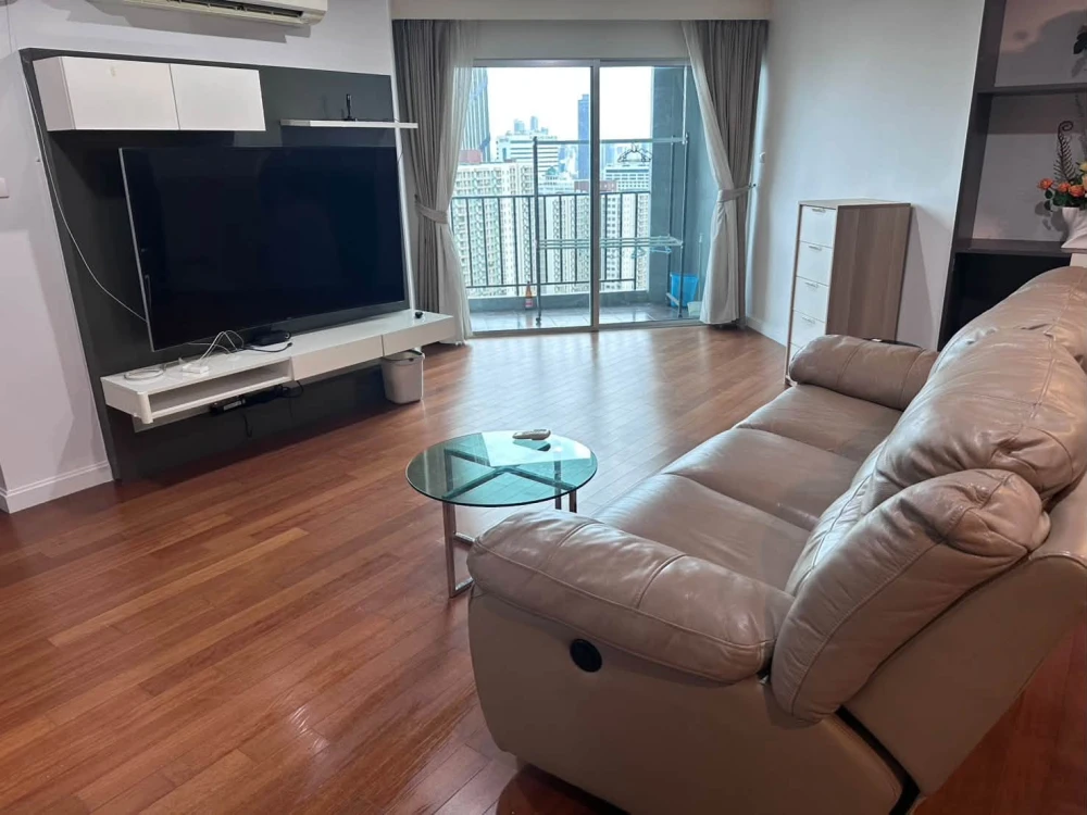 For rent: Belle Grand Rama 9, high floor, spacious room with big screen TV. Movie lovers, don't miss out, book now!