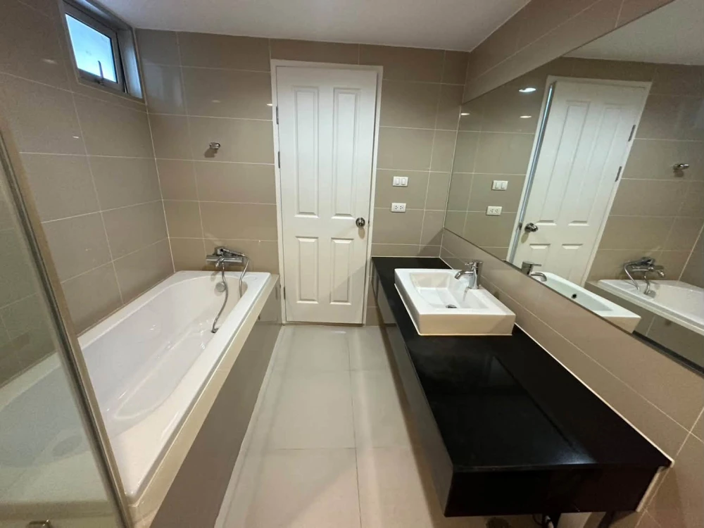 For rent: Belle Grand Rama 9, high floor, spacious room with big screen TV. Movie lovers, don't miss out, book now!
