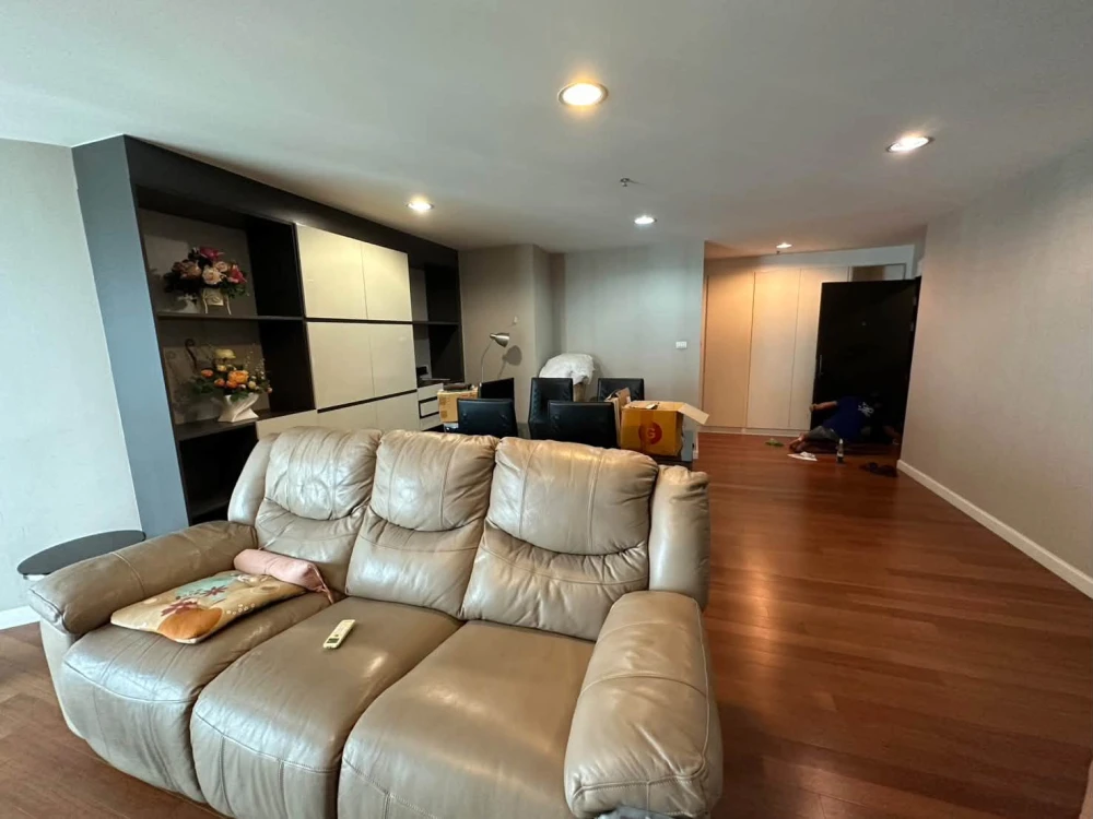 For rent: Belle Grand Rama 9, high floor, spacious room with big screen TV. Movie lovers, don't miss out, book now!