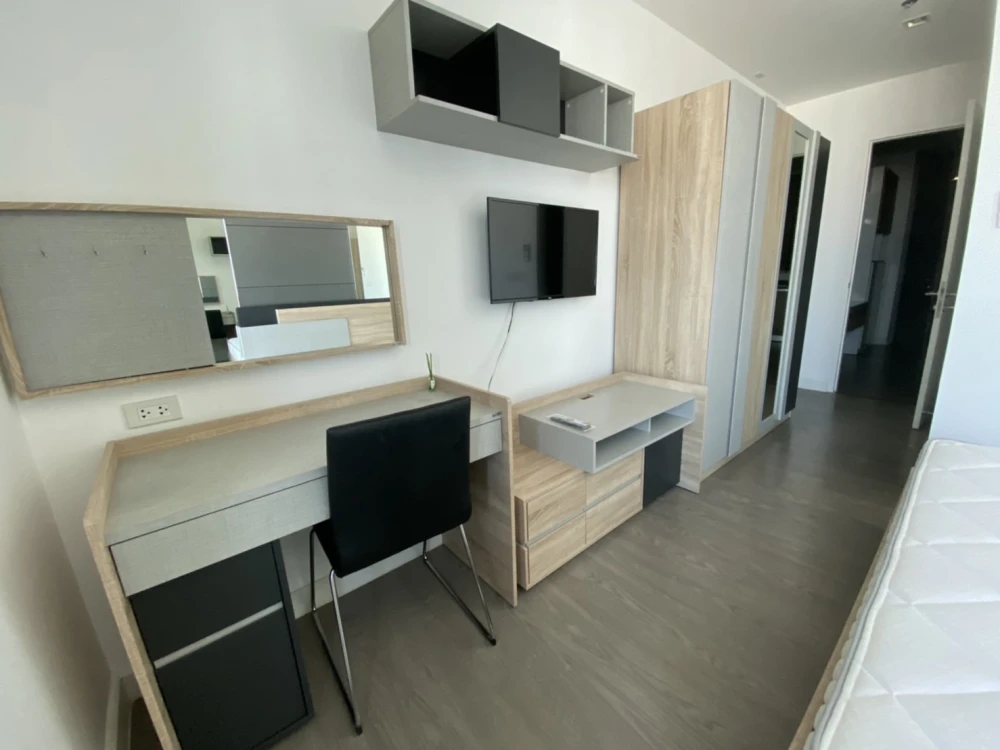 For rent A Space ID Asoke-Ratchada, ID Building, fully furnished, ready to move in and view.