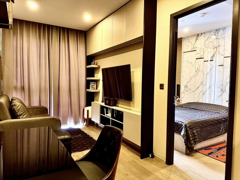 For rent: Ashton Asoke, decorated room, built-in, luxurious, very livable, 37th floor, city view. Don't postpone it. Hurry and reserve now.