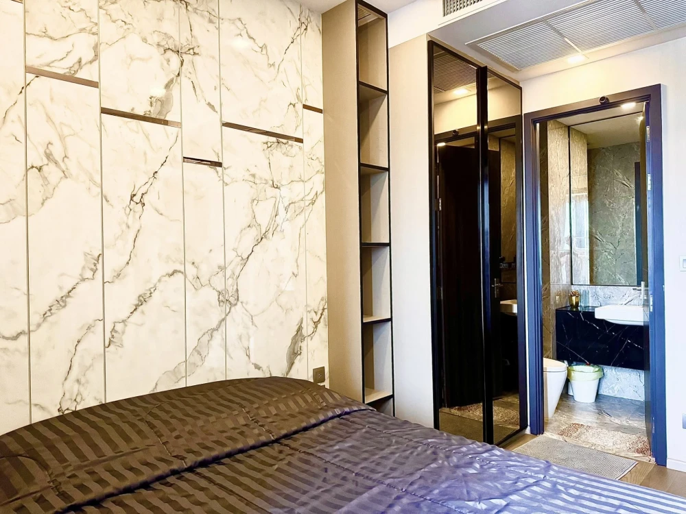 For rent: Ashton Asoke, decorated room, built-in, luxurious, very livable, 37th floor, city view. Don't postpone it. Hurry and reserve now.