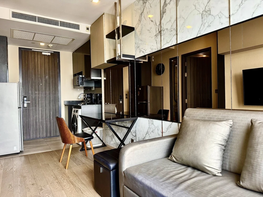 For rent: Ashton Asoke, decorated room, built-in, luxurious, very livable, 37th floor, city view. Don't postpone it. Hurry and reserve now.