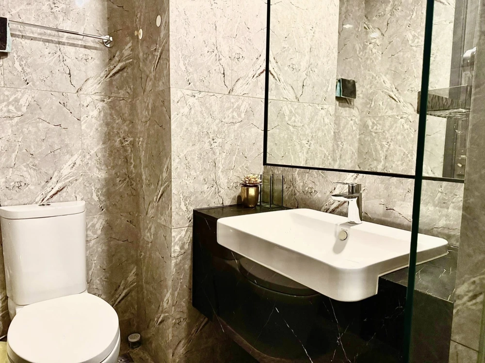 For rent: Ashton Asoke, decorated room, built-in, luxurious, very livable, 37th floor, city view. Don't postpone it. Hurry and reserve now.