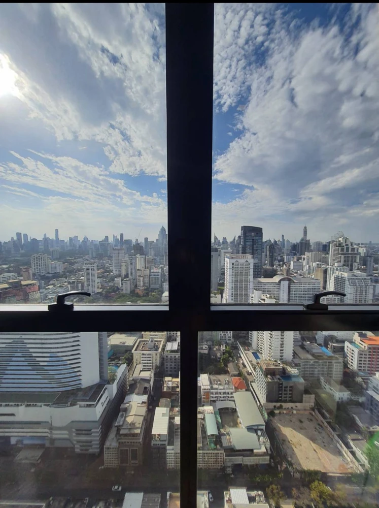 For rent: Ashton Asoke, decorated room, built-in, luxurious, very livable, 37th floor, city view. Don't postpone it. Hurry and reserve now.