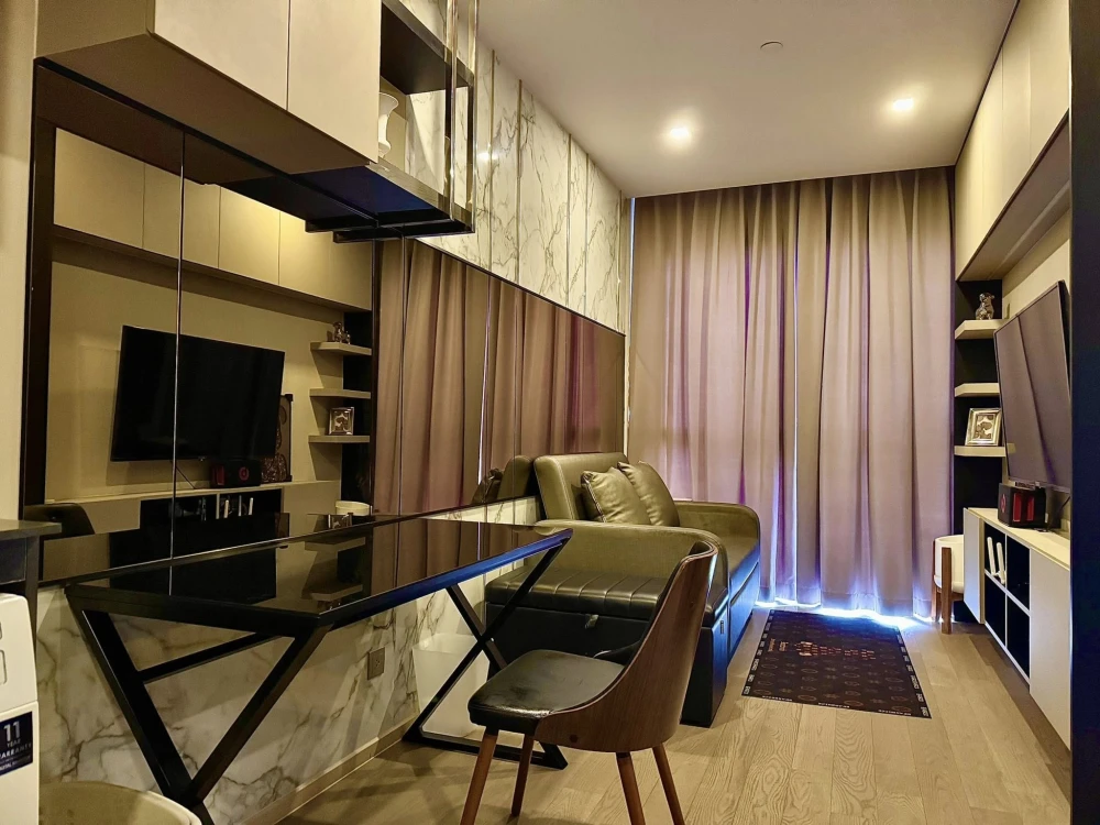 For rent: Ashton Asoke, decorated room, built-in, luxurious, very livable, 37th floor, city view. Don't postpone it. Hurry and reserve now.
