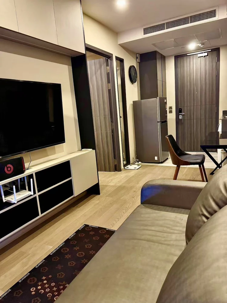 For rent: Ashton Asoke, decorated room, built-in, luxurious, very livable, 37th floor, city view. Don't postpone it. Hurry and reserve now.