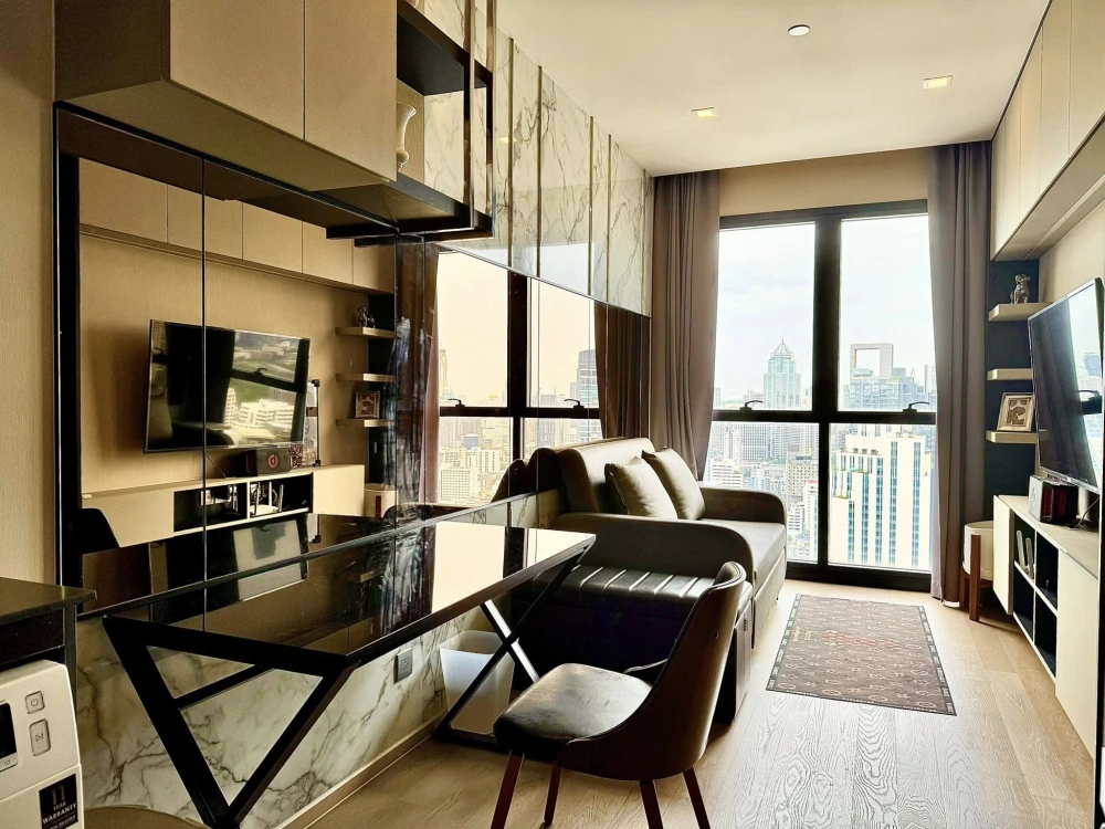 For rent: Ashton Asoke, decorated room, built-in, luxurious, very livable, 37th floor, city view. Don't postpone it. Hurry and reserve now.