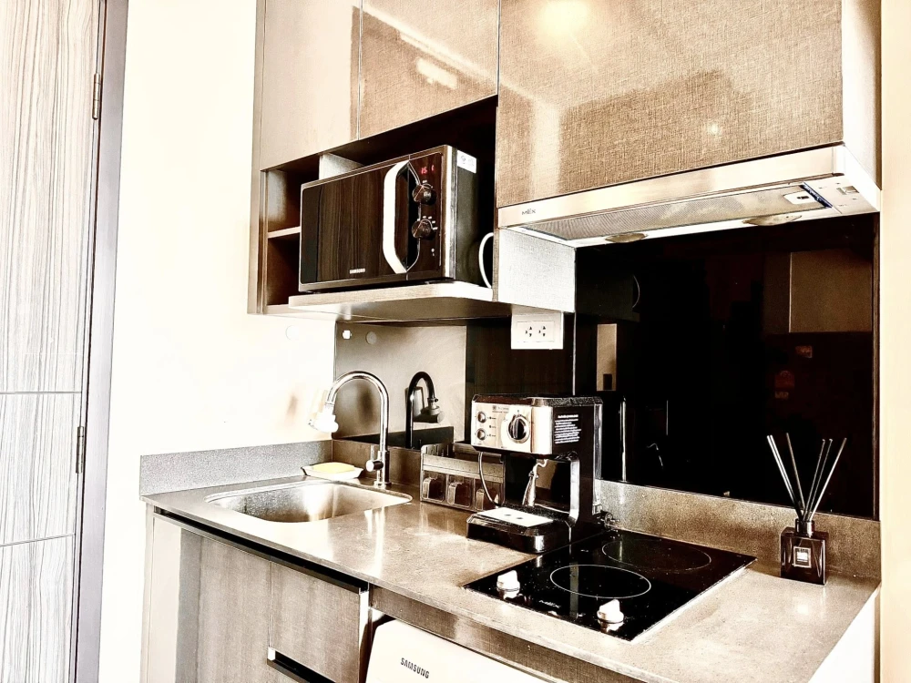 For rent: Ashton Asoke, decorated room, built-in, luxurious, very livable, 37th floor, city view. Don't postpone it. Hurry and reserve now.