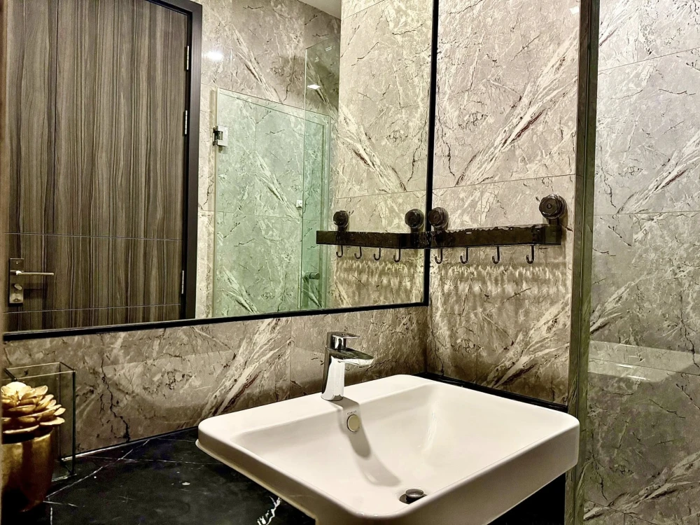 For rent: Ashton Asoke, decorated room, built-in, luxurious, very livable, 37th floor, city view. Don't postpone it. Hurry and reserve now.