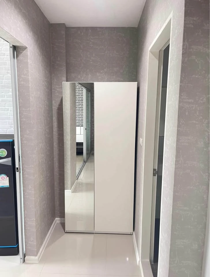 For rent, Aspire Sukhumvit 48, spacious room with plenty of living space. Beautifully decorated wallpaper around the room. Reserve now.