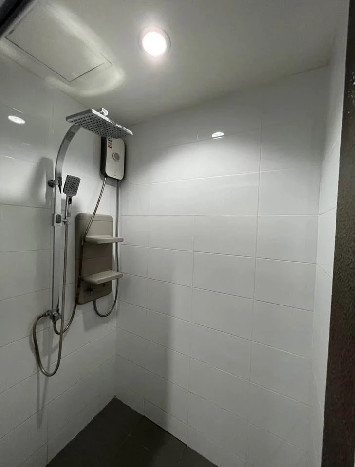 For rent, Aspire Sukhumvit 48, spacious room with plenty of living space. Beautifully decorated wallpaper around the room. Reserve now.