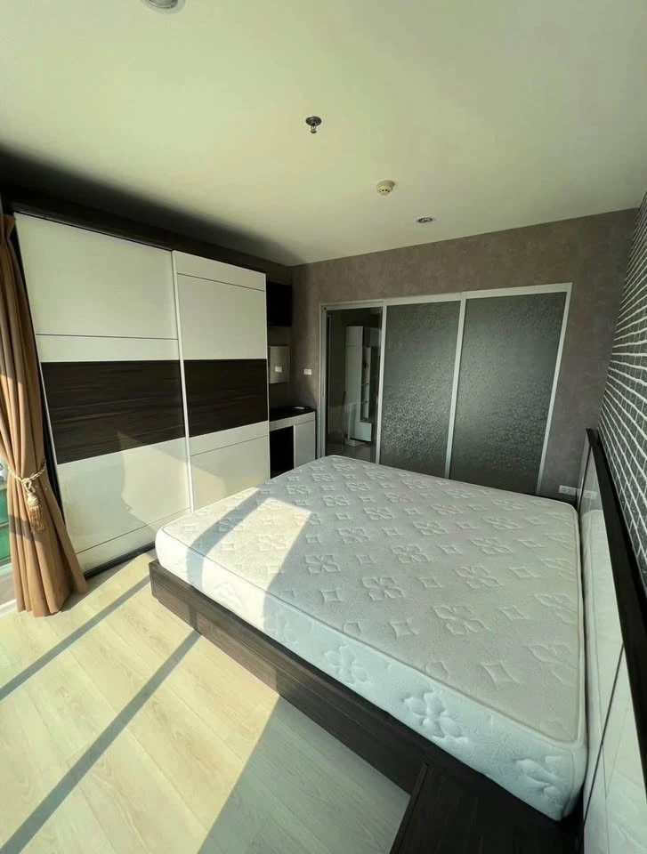 For rent, Aspire Sukhumvit 48, spacious room with plenty of living space. Beautifully decorated wallpaper around the room. Reserve now.
