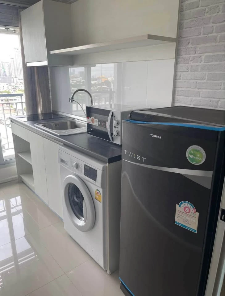 For rent, Aspire Sukhumvit 48, spacious room with plenty of living space. Beautifully decorated wallpaper around the room. Reserve now.