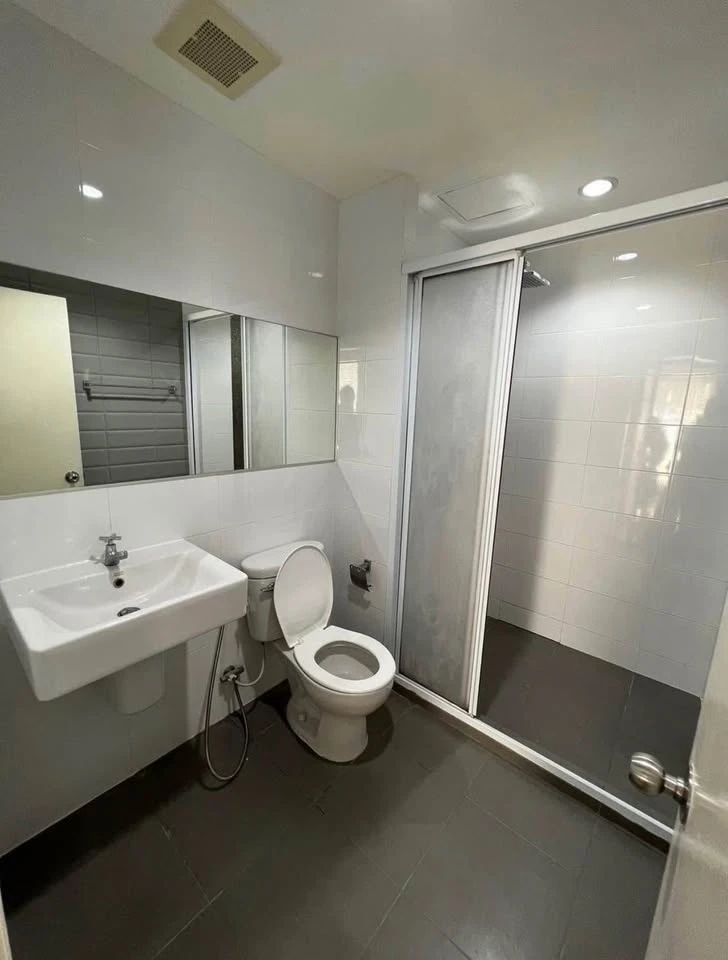 For rent, Aspire Sukhumvit 48, spacious room with plenty of living space. Beautifully decorated wallpaper around the room. Reserve now.