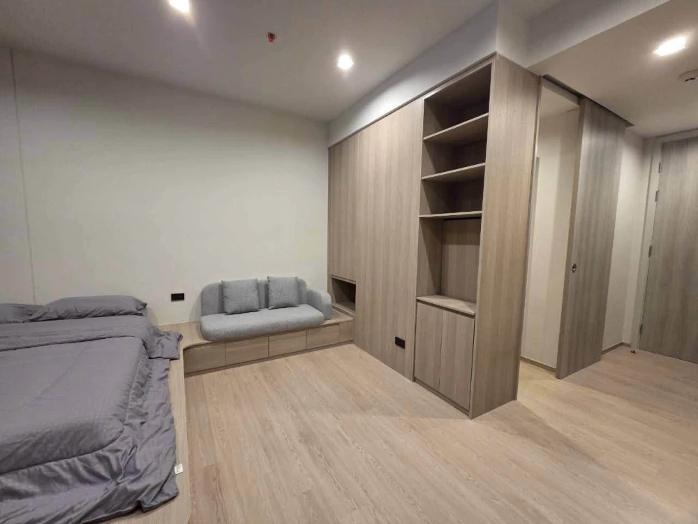 For Rent: Reference Sathorn-Wongwianyai, 17th floor. Corner studio unit (26 sq.m.) with river view; no immediate neighbors on either side. Book now!