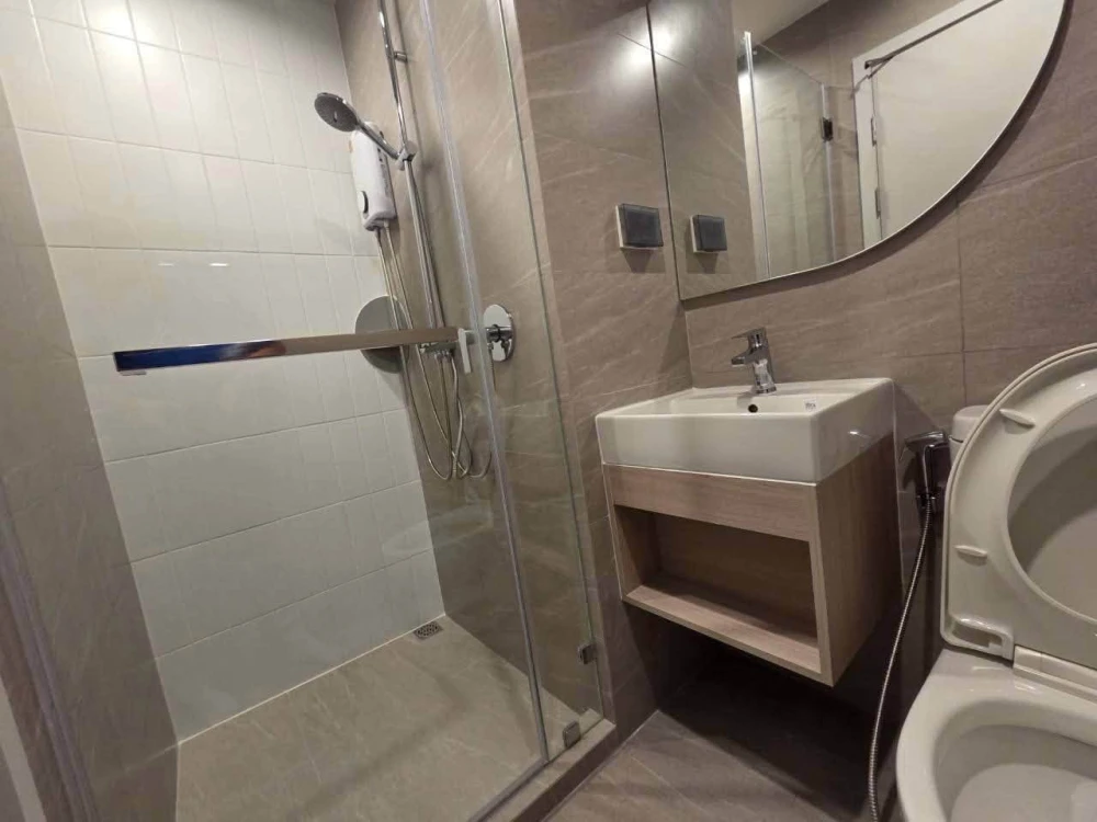 For Rent: Reference Sathorn-Wongwianyai, 17th floor. Corner studio unit (26 sq.m.) with river view; no immediate neighbors on either side. Book now!