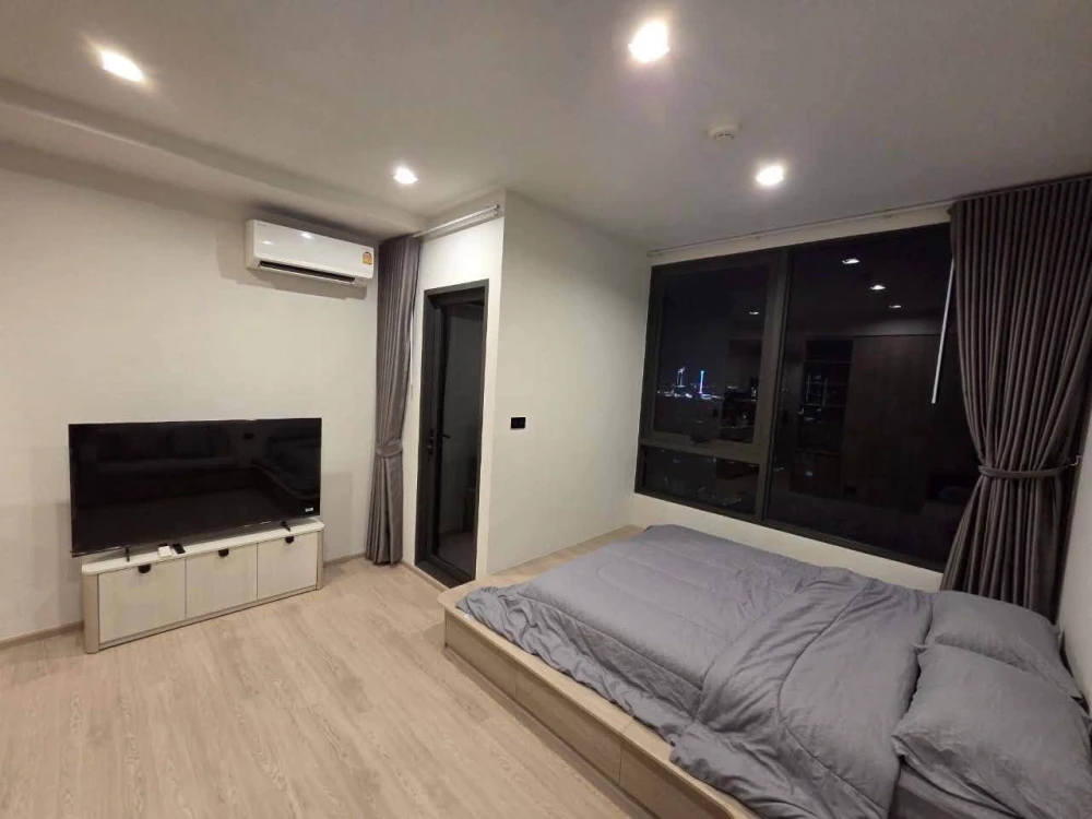 For Rent: Reference Sathorn-Wongwianyai, 17th floor. Corner studio unit (26 sq.m.) with river view; no immediate neighbors on either side. Book now!