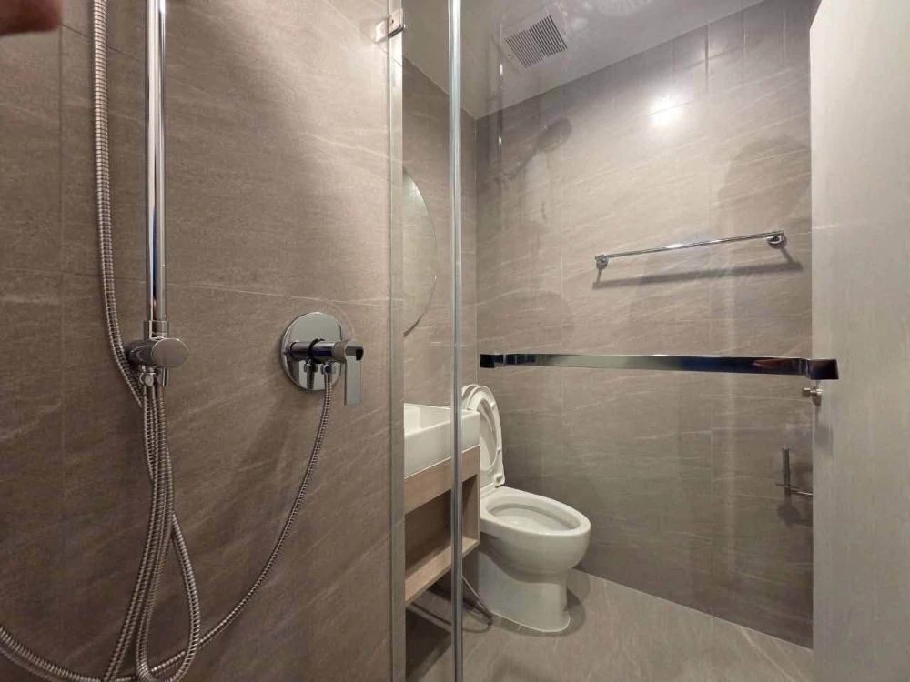 For Rent: Reference Sathorn-Wongwianyai, 17th floor. Corner studio unit (26 sq.m.) with river view; no immediate neighbors on either side. Book now!