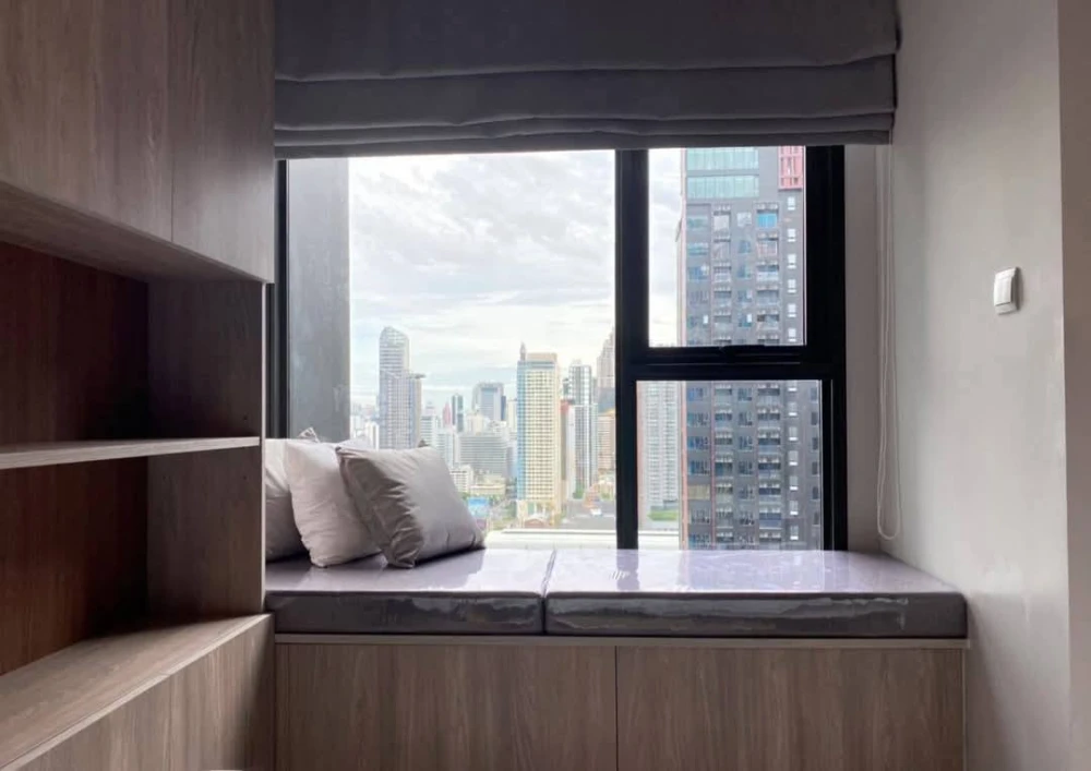 Life Asoke Rama 9 condo for rent. Ready to move in. Fully furnished. 32nd floor. Unobstructed view of Makkasan Park. Book now!