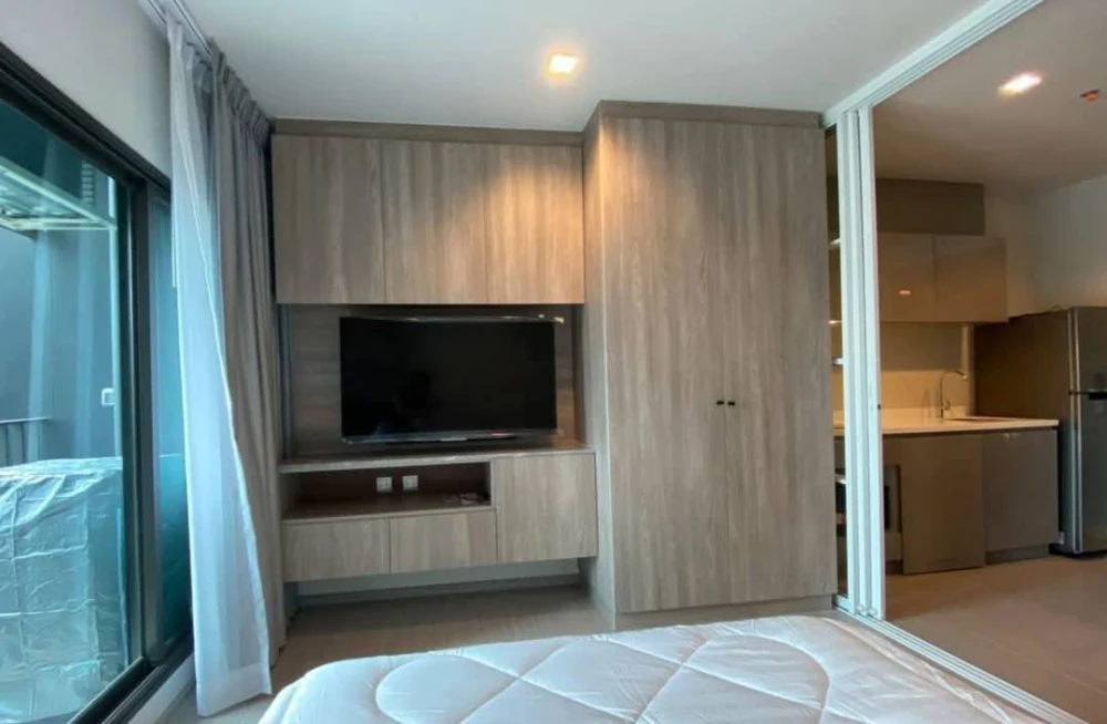 Life Asoke Rama 9 condo for rent. Ready to move in. Fully furnished. 32nd floor. Unobstructed view of Makkasan Park. Book now!