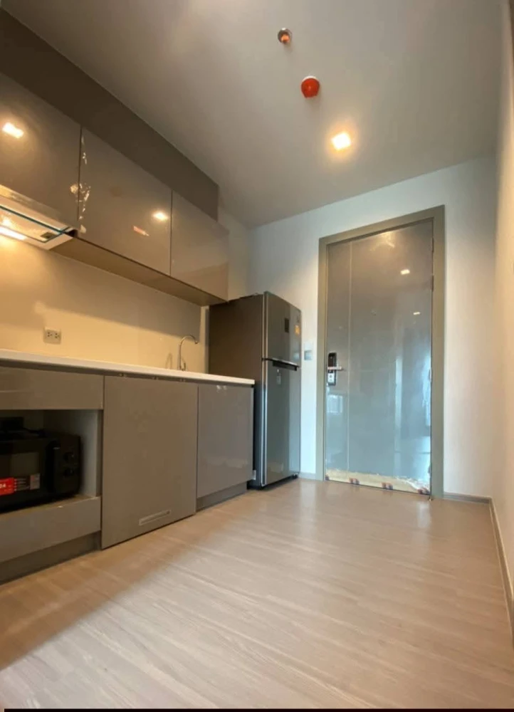 Life Asoke Rama 9 condo for rent. Ready to move in. Fully furnished. 32nd floor. Unobstructed view of Makkasan Park. Book now!