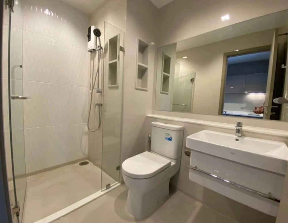 Life Asoke Rama 9 condo for rent. Ready to move in. Fully furnished. 32nd floor. Unobstructed view of Makkasan Park. Book now!