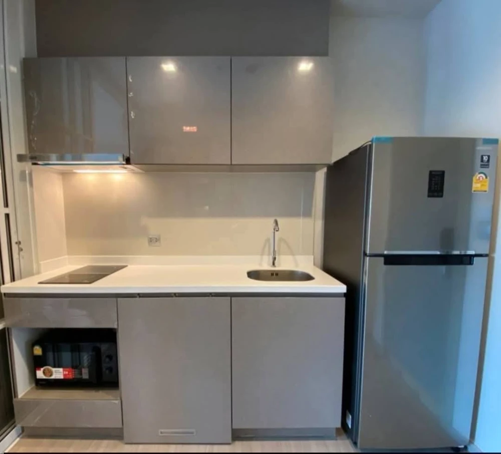 Life Asoke Rama 9 condo for rent. Ready to move in. Fully furnished. 32nd floor. Unobstructed view of Makkasan Park. Book now!