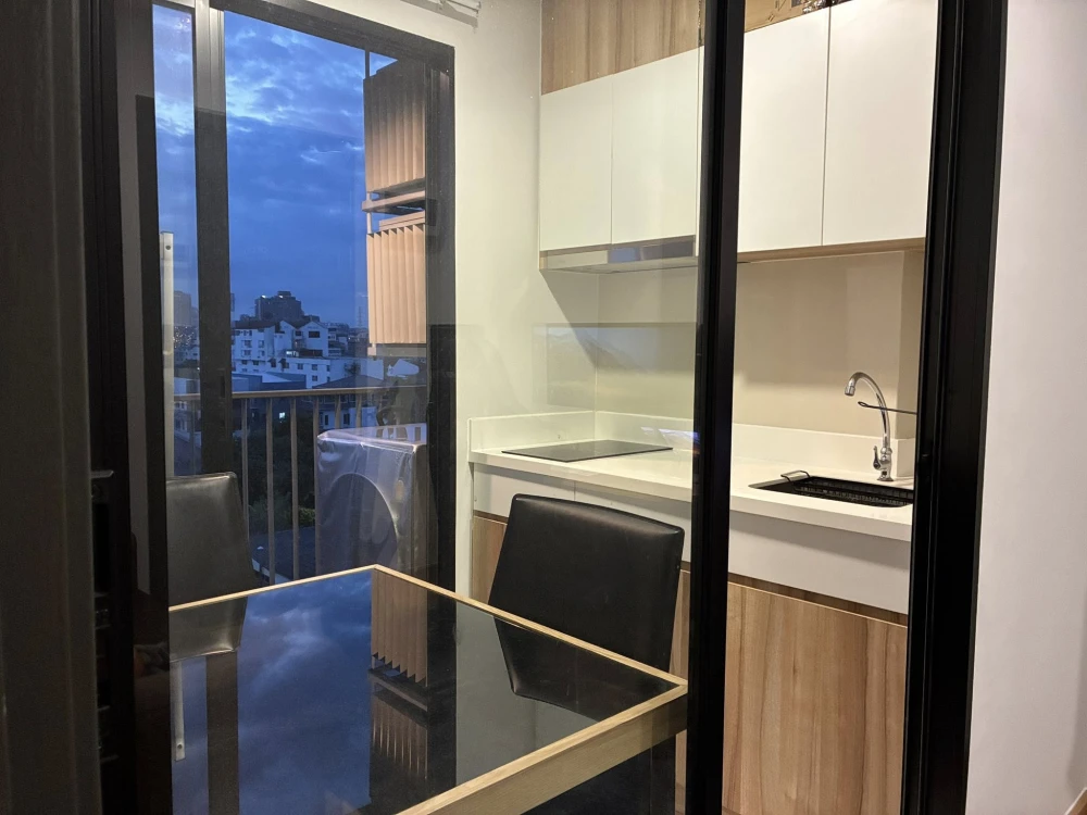 Condo for rent at Asher Ratchada-Huai Khwang. Ready to move in, fully furnished with appliances. Book today! Don't miss out!