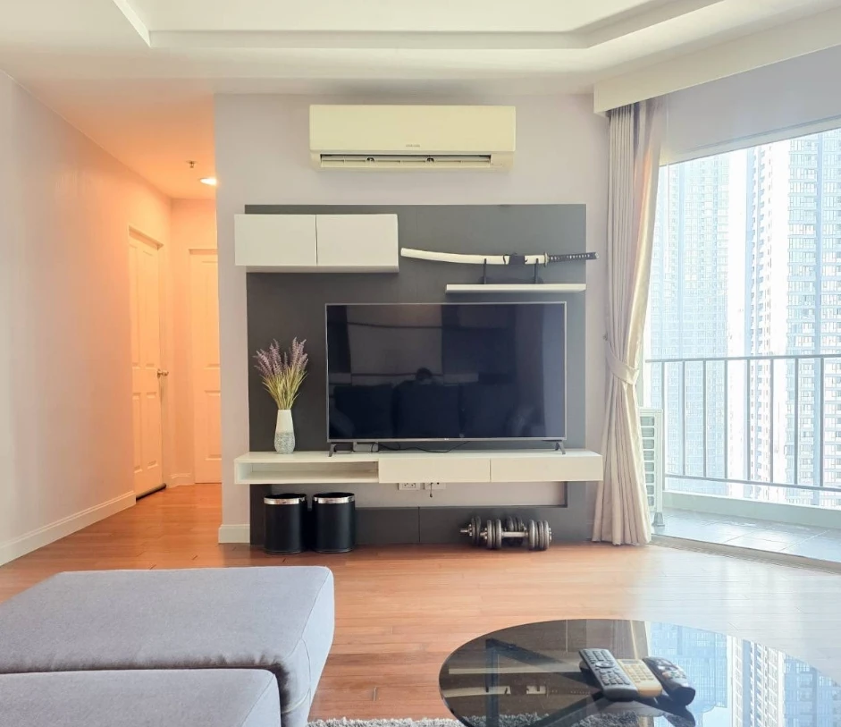 Condo for rent at Belle Grand Rama 9. Large unit, rare find, 26th floor, high floor, unobstructed and beautiful view. Book now!