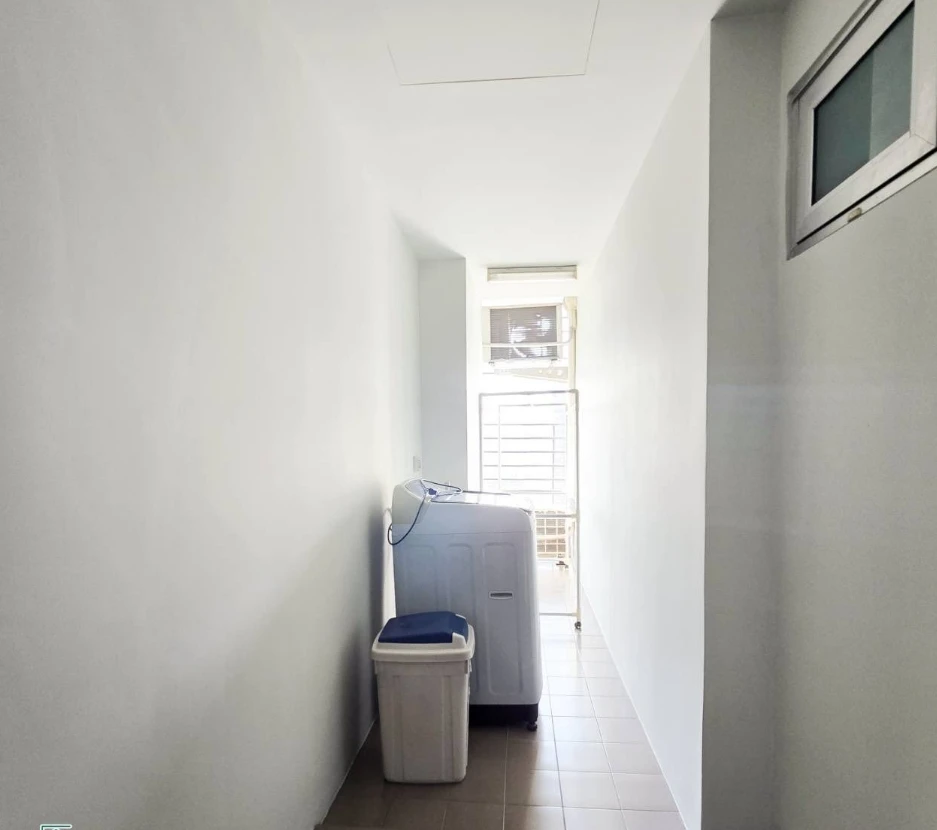 Condo for rent at Belle Grand Rama 9. Large unit, rare find, 26th floor, high floor, unobstructed and beautiful view. Book now!