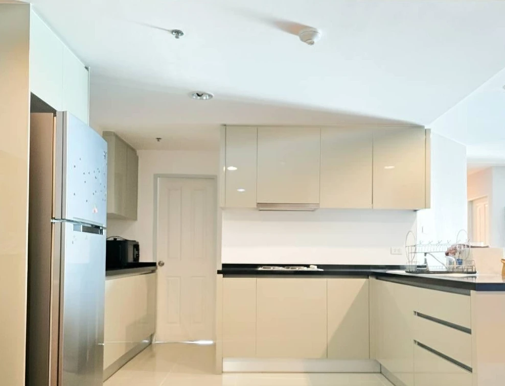 Condo for rent at Belle Grand Rama 9. Large unit, rare find, 26th floor, high floor, unobstructed and beautiful view. Book now!