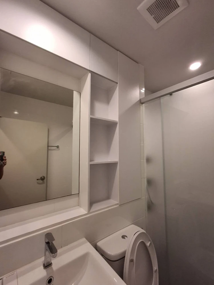 Condo for rent at Common TU. Beautiful built-in furniture, just like the show unit. Ready to move in. Wallpaper throughout the room. Move in quickly!