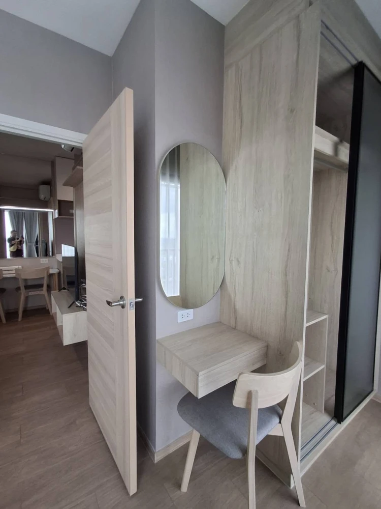 Condo for rent at Common TU. Beautiful built-in furniture, just like the show unit. Ready to move in. Wallpaper throughout the room. Move in quickly!