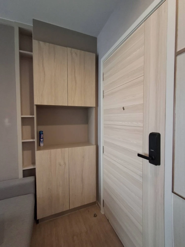 Condo for rent at Common TU. Beautiful built-in furniture, just like the show unit. Ready to move in. Wallpaper throughout the room. Move in quickly!