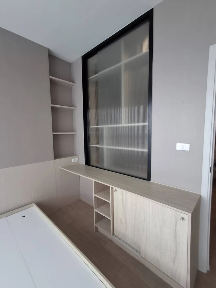 Condo for rent at Common TU. Beautiful built-in furniture, just like the show unit. Ready to move in. Wallpaper throughout the room. Move in quickly!