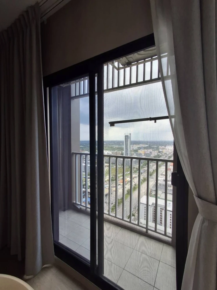 Condo for rent at Common TU. Beautiful built-in furniture, just like the show unit. Ready to move in. Wallpaper throughout the room. Move in quickly!