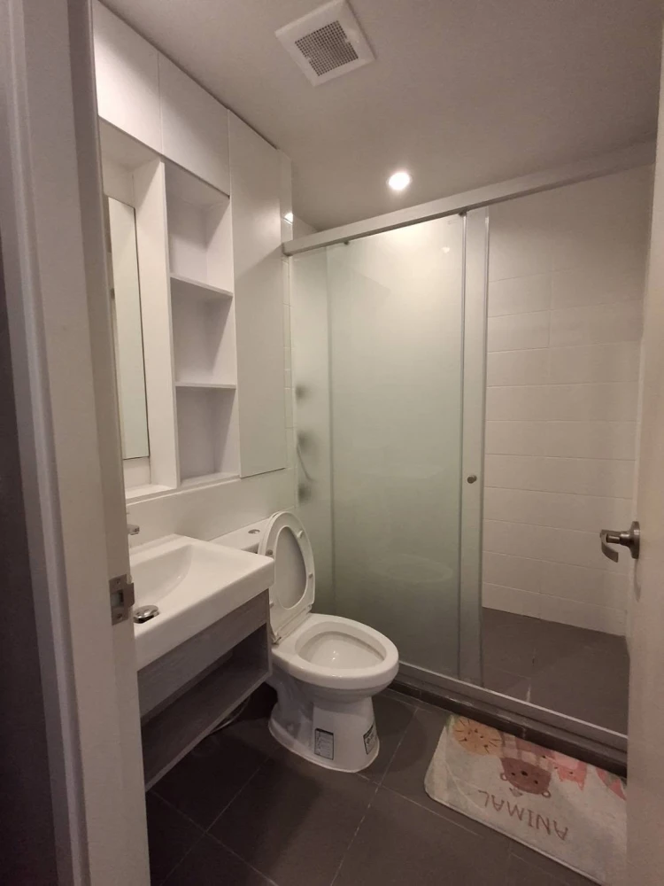 Condo for rent at Common TU. Beautiful built-in furniture, just like the show unit. Ready to move in. Wallpaper throughout the room. Move in quickly!