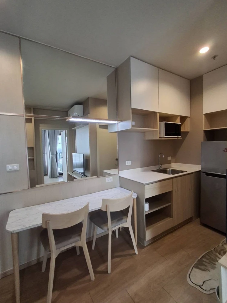 Condo for rent at Common TU. Beautiful built-in furniture, just like the show unit. Ready to move in. Wallpaper throughout the room. Move in quickly!